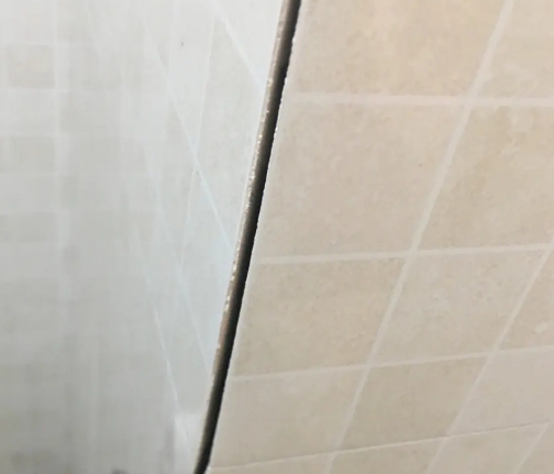 扶绥瓷砖空鼓维修公司分享阳台瓷砖脱落的修复过程可以分为以下几个步骤