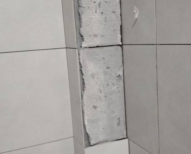 扶绥瓷砖空鼓维修公司分享下瓷砖施工前基层浇水润湿程度不足，可能导致以下问题